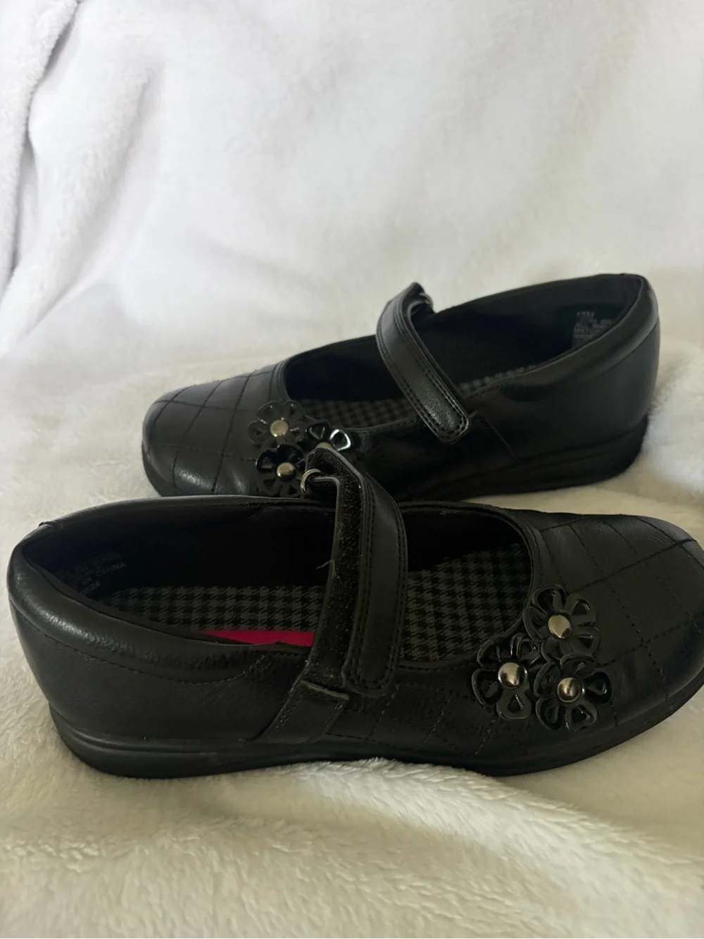 Girls Black Mary Jane School Shoes with Floral Accent, size 13